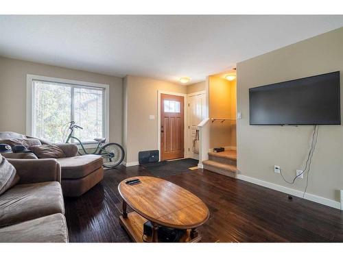 2-4008 41 Avenue, Lloydminster, SK - Indoor Photo Showing Living Room