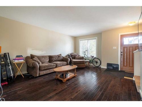 2-4008 41 Avenue, Lloydminster, SK - Indoor Photo Showing Living Room