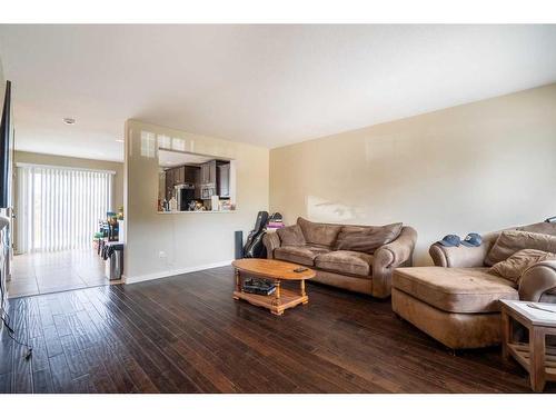 2-4008 41 Avenue, Lloydminster, SK - Indoor Photo Showing Living Room