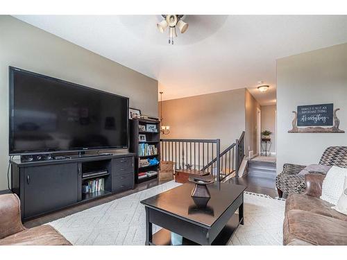 25-2715 73 Avenue, Lloydminster, AB - Indoor Photo Showing Living Room