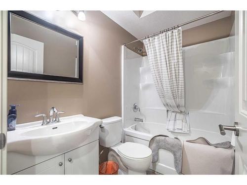 25-2715 73 Avenue, Lloydminster, AB - Indoor Photo Showing Bathroom