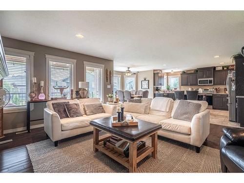 25-2715 73 Avenue, Lloydminster, AB - Indoor Photo Showing Living Room