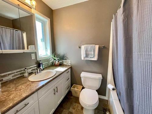 1837 10 Avenue, Wainwright, AB - Indoor Photo Showing Bathroom