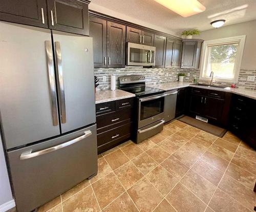 1837 10 Avenue, Wainwright, AB - Indoor Photo Showing Kitchen With Upgraded Kitchen