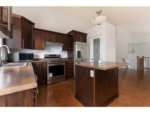 1404 47A Avenue, Lloydminster, SK - Indoor Photo Showing Kitchen