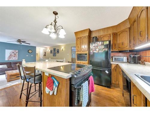 304 6 Avenue, Paradise Hill, SK - Indoor Photo Showing Kitchen