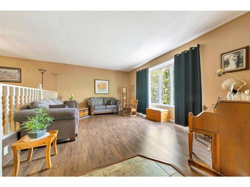 304 6 Avenue, Paradise Hill, SK - Indoor Photo Showing Living Room