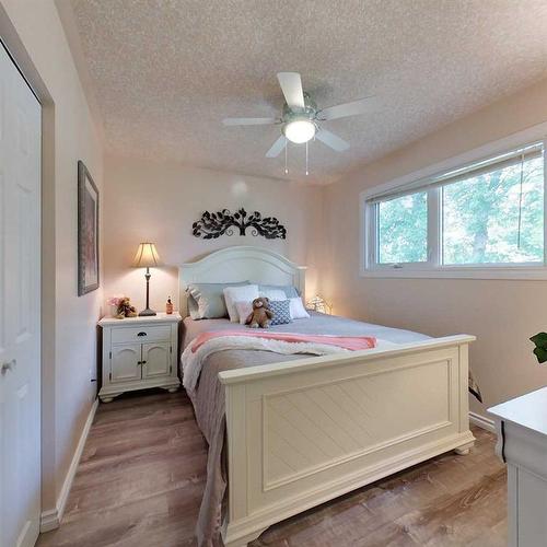 49425 Hwy 870, Innisfree, AB - Indoor Photo Showing Bedroom