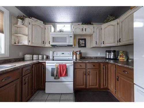 5307 26 Street Close, Lloydminster, AB - Indoor Photo Showing Kitchen