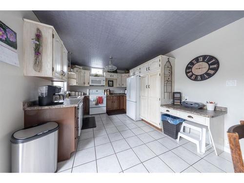 5307 26 Street Close, Lloydminster, AB - Indoor Photo Showing Kitchen