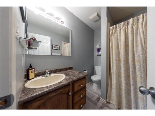 5307 26 Street Close, Lloydminster, AB - Indoor Photo Showing Bathroom