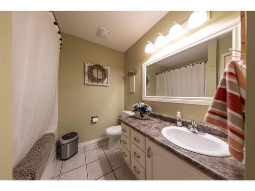 5307 26 Street Close, Lloydminster, AB - Indoor Photo Showing Bathroom