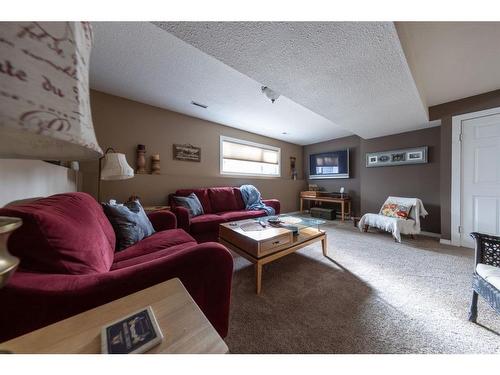 5307 26 Street Close, Lloydminster, AB - Indoor Photo Showing Living Room