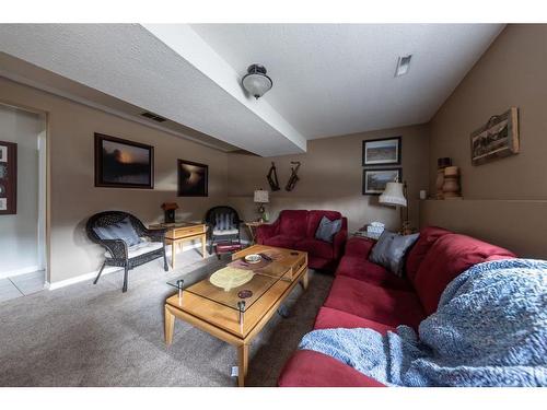 5307 26 Street Close, Lloydminster, AB - Indoor Photo Showing Living Room