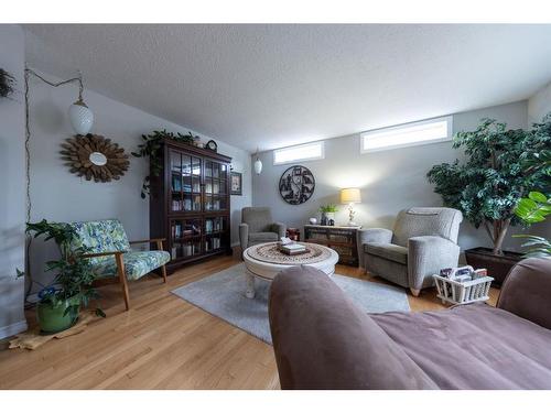 5307 26 Street Close, Lloydminster, AB - Indoor Photo Showing Living Room