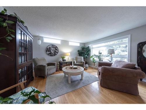 5307 26 Street Close, Lloydminster, AB - Indoor Photo Showing Living Room