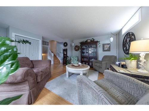 5307 26 Street Close, Lloydminster, AB - Indoor Photo Showing Living Room