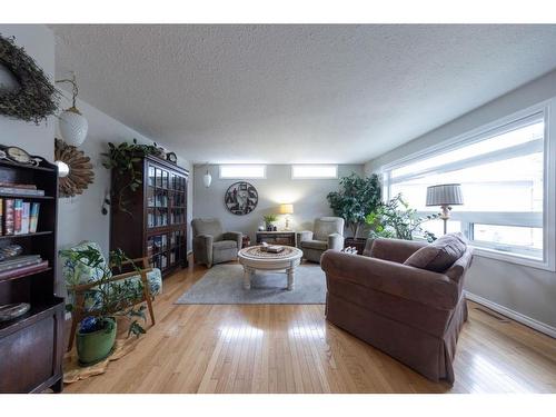 5307 26 Street Close, Lloydminster, AB - Indoor Photo Showing Living Room