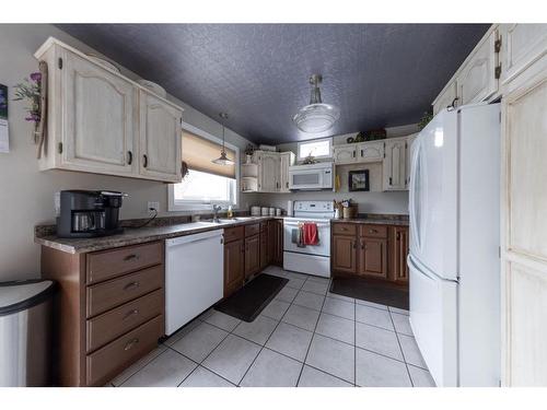 5307 26 Street Close, Lloydminster, AB - Indoor Photo Showing Kitchen