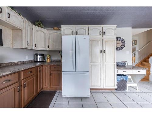 5307 26 Street Close, Lloydminster, AB - Indoor Photo Showing Kitchen