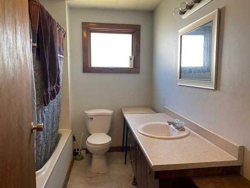 5305 51 Street, Edgerton, AB - Indoor Photo Showing Bathroom