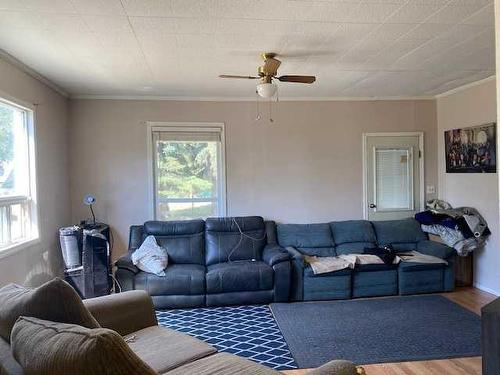 5305 51 Street, Edgerton, AB - Indoor Photo Showing Living Room