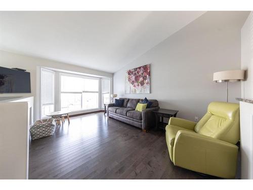 4007 67 Avenue, Lloydminster, AB - Indoor Photo Showing Living Room