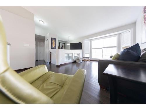 4007 67 Avenue, Lloydminster, AB - Indoor Photo Showing Living Room