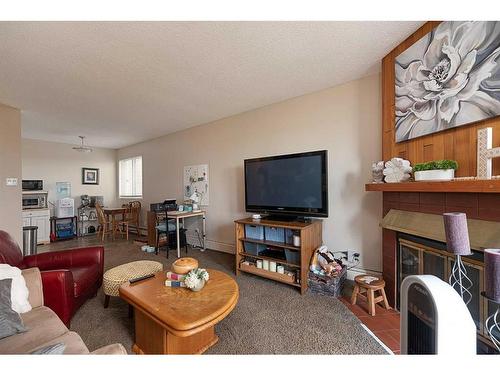 302-5607 31 Street, Lloydminster, AB - Indoor Photo Showing Living Room