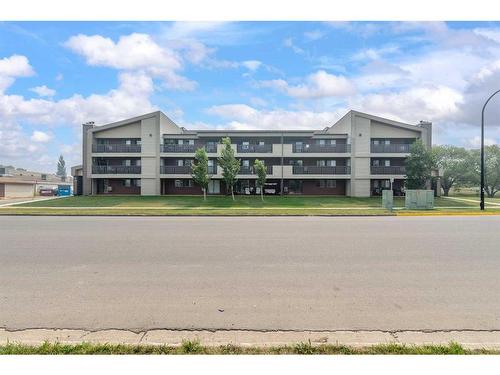 302-5607 31 Street, Lloydminster, AB - Outdoor