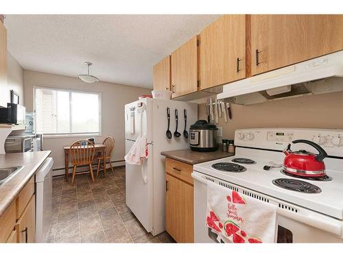 302-5607 31 Street, Lloydminster, AB - Indoor Photo Showing Kitchen