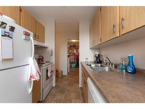 302-5607 31 Street, Lloydminster, AB - Indoor Photo Showing Kitchen With Double Sink