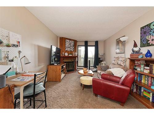 302-5607 31 Street, Lloydminster, AB - Indoor Photo Showing Living Room