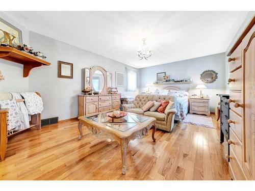 2718 58 Avenue, Lloydminster, AB - Indoor Photo Showing Living Room