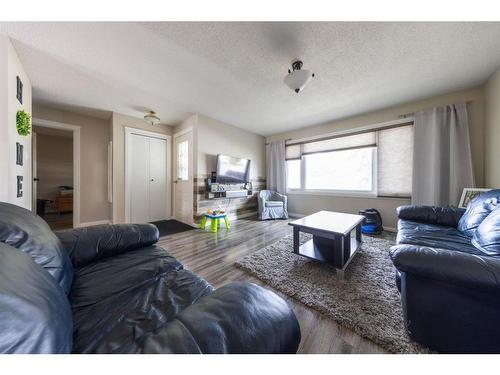 3801 57 Avenue, Lloydminster, AB - Indoor Photo Showing Living Room