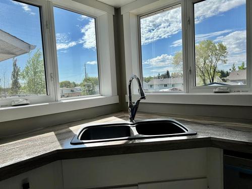 5123 57 Avenue, Edgerton, AB - Indoor Photo Showing Kitchen With Double Sink