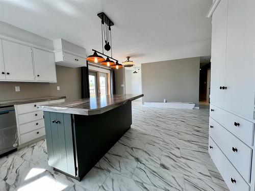 5123 57 Avenue, Edgerton, AB - Indoor Photo Showing Kitchen