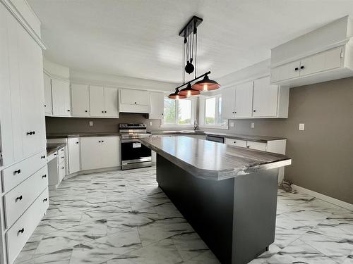 5123 57 Avenue, Edgerton, AB - Indoor Photo Showing Kitchen