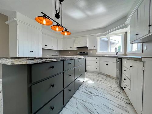 5123 57 Avenue, Edgerton, AB - Indoor Photo Showing Kitchen