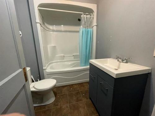 5207 50 Street, Lloydminster, AB - Indoor Photo Showing Bathroom