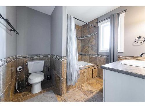 7215 29 Street, Lloydminster, AB - Indoor Photo Showing Bathroom