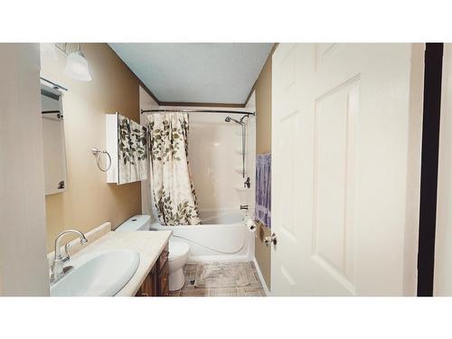 4520 29 Street, Lloydminster, SK - Indoor Photo Showing Bathroom