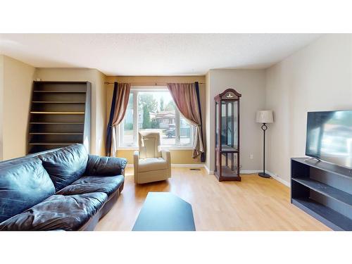 4520 29 Street, Lloydminster, SK - Indoor Photo Showing Living Room