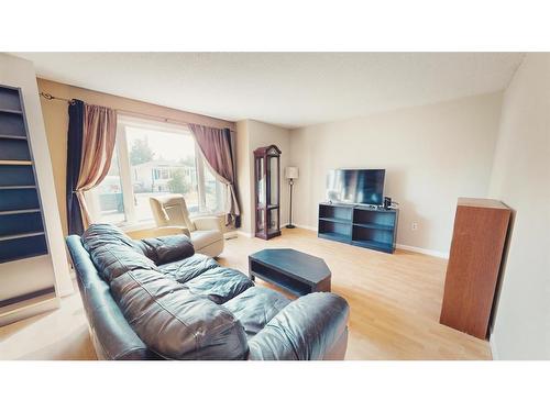 4520 29 Street, Lloydminster, SK - Indoor Photo Showing Living Room