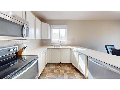 4520 29 Street, Lloydminster, SK - Indoor Photo Showing Kitchen With Double Sink