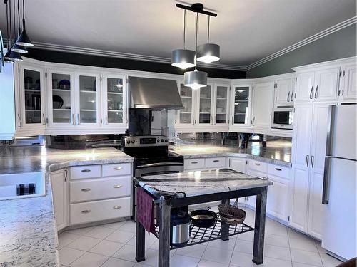 5132 48 Street, Mannville, AB - Indoor Photo Showing Kitchen