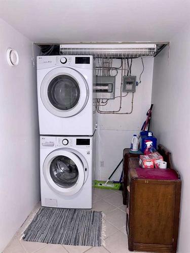 5132 48 Street, Mannville, AB - Indoor Photo Showing Laundry Room