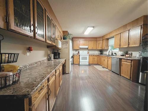 338 15 Street, Wainwright, AB - Indoor Photo Showing Kitchen