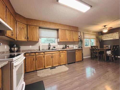 338 15 Street, Wainwright, AB - Indoor Photo Showing Kitchen