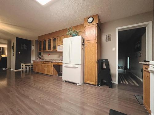 338 15 Street, Wainwright, AB - Indoor Photo Showing Kitchen